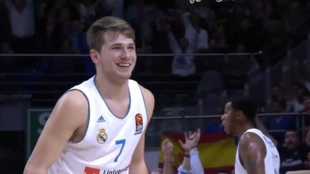 泰州队“苏超”冠军奖杯开启全市巡展，第一站在海陵老街（泰州队“苏超”冠军杯全市巡展启动，首站海陵老街）