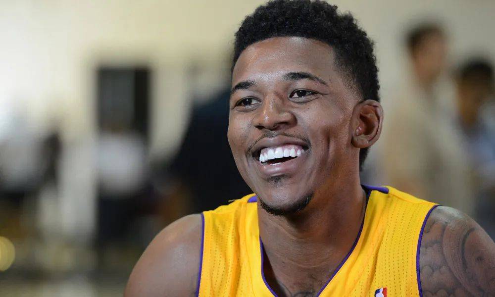 足球假动作心理博弈解析（足球假动作的心理攻防解读）