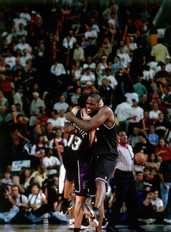 这些明星，两边死对头的球衣都有……（这些明星，把宿敌双方的球衣都集齐了）